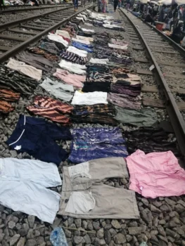 KANTAMANTO Ghana, trop de vêtements, ils sèchent au sol Fast Fashion