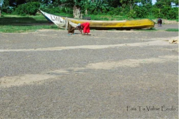 Sechage des poissons lac Victoria Ouganda